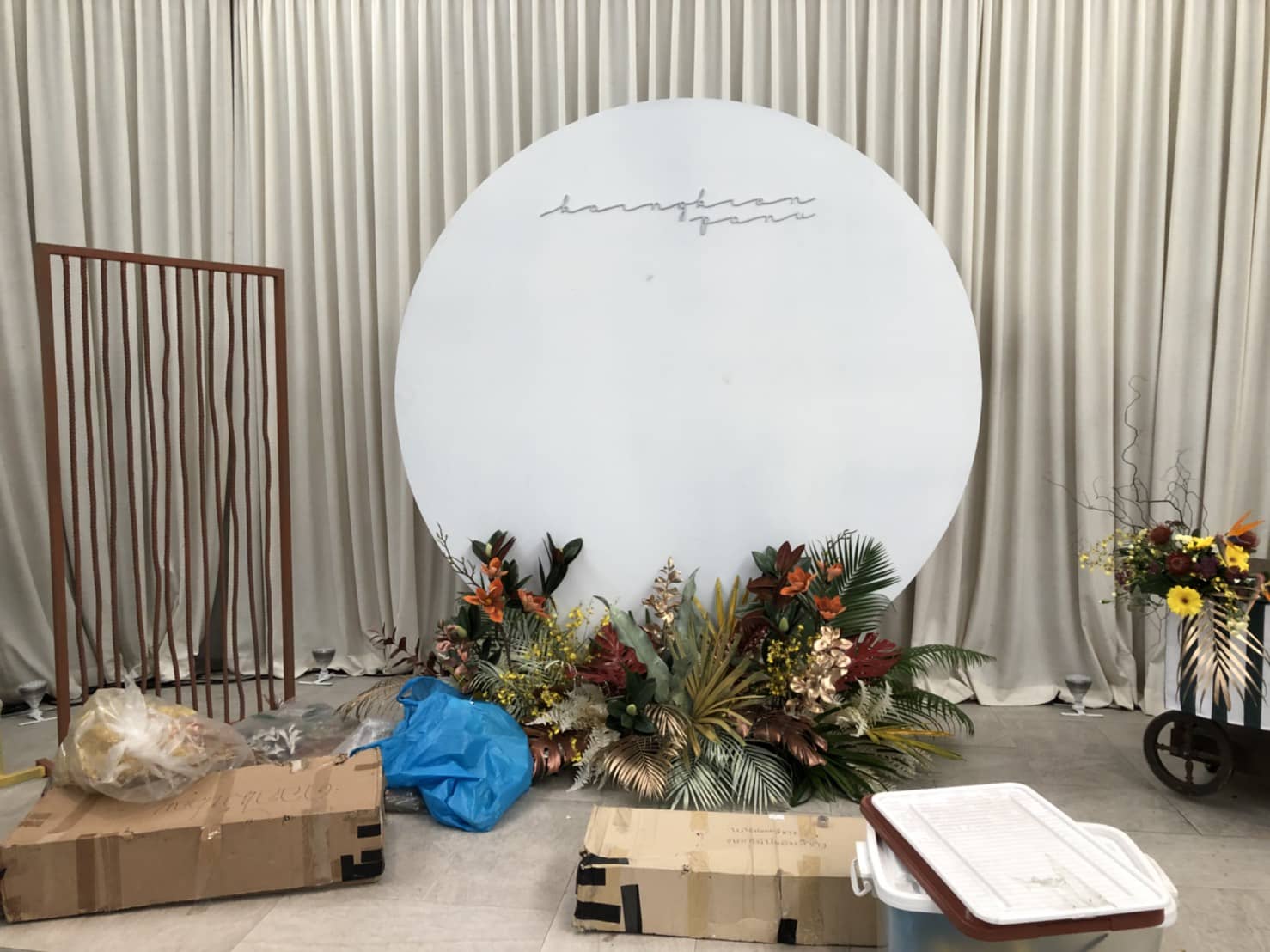 service booth by signmasterpro.co.th