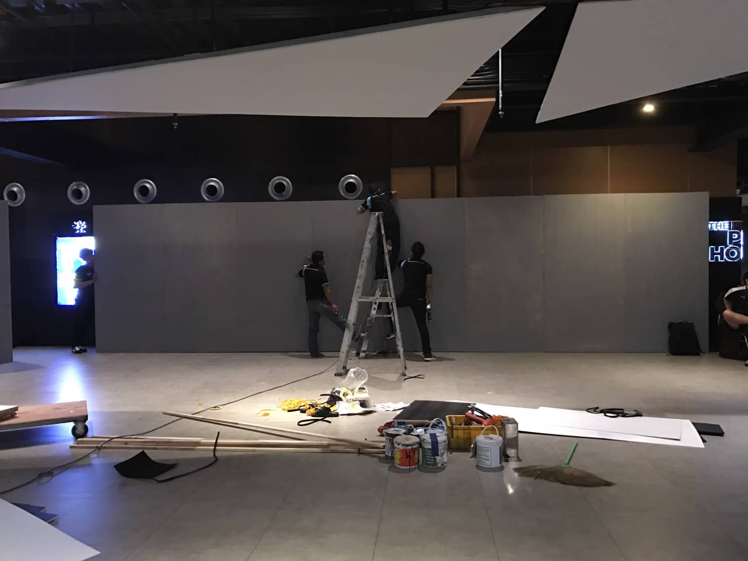 service booth by signmasterpro.co.th