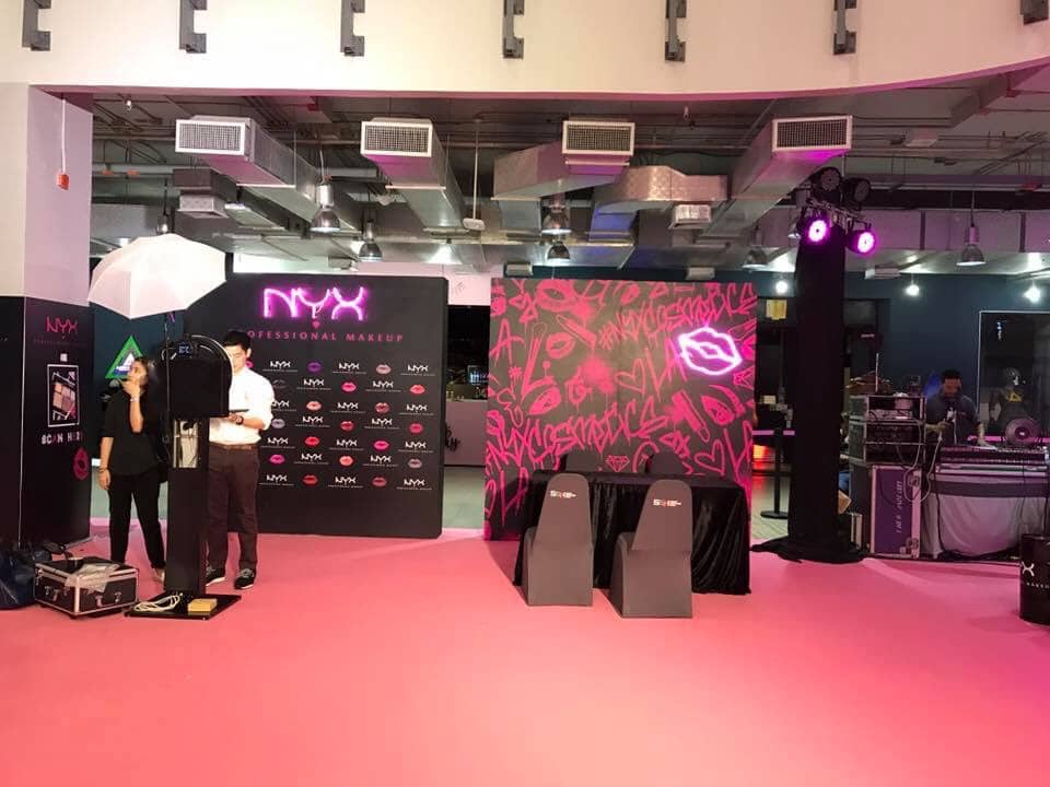 service booth by signmasterpro.co.th